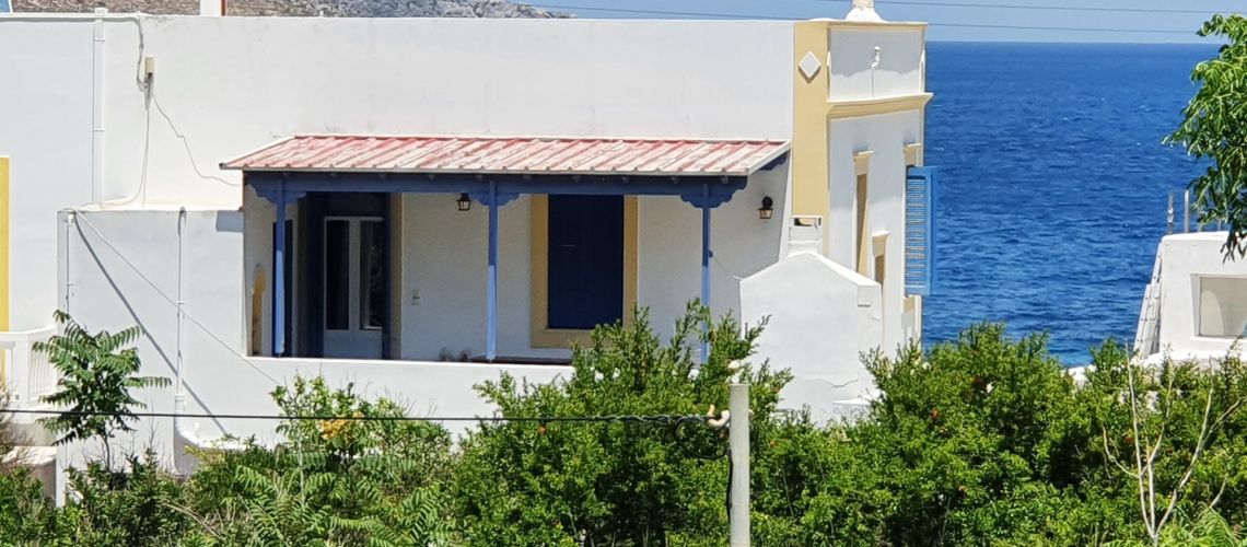 Πωλείται νεοκλασική διπλοκατοικία σε προνομιακή παραθαλάσσια τοποθεσία Αγία Μαρίνα Λέρος Neoclassical two-story house for sale in a prime seaside location in Saint Marina, Leros εικόνα ακινήτου