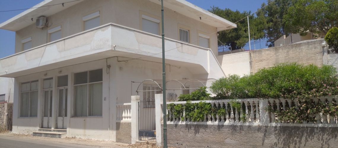 Πωλείται ισόγειο κατάστημα με οικία στον πρώτο όροφο σε στρατηγικό σημείο Λέρος Ground floor shop with first floor residence for sale in a strategic location in Leros εικόνα ακινήτου