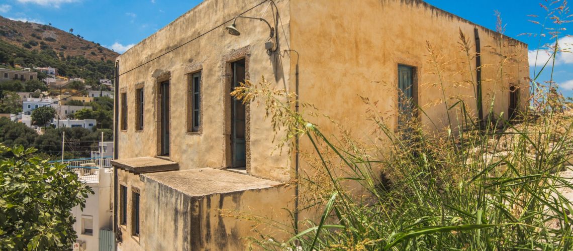 Αυθεντικό νεοκλασικό σπίτι δύο ορόφων για πώληση με θέα στο Αιγαίο Πλάτανος Λέρος Authentic neoclassical two-story house for sale with Aegean Sea views Platanos Leros εικόνα ακινήτου