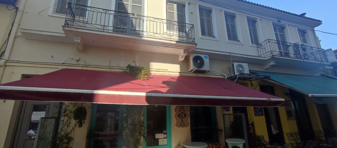 Πωλείται οροφοδιαμέρισμα σε νεοκλασικό κτίριο, ιδανικό για κατοικία ή επένδυση κέντρο Άρτα εικόνα ακινήτου