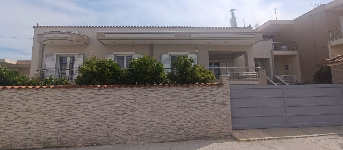 Οικογενειακή μονοκατοικία με τζάκι και κήπο για πώληση Κόρινθος εικόνα ακινήτου