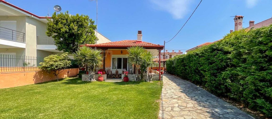 Ανακαινισμένη μονοκατοικία με τζάκι & όμορφο κήπο προς πώληση στη Νικήτη Χαλκιδικής εικόνα ακινήτου